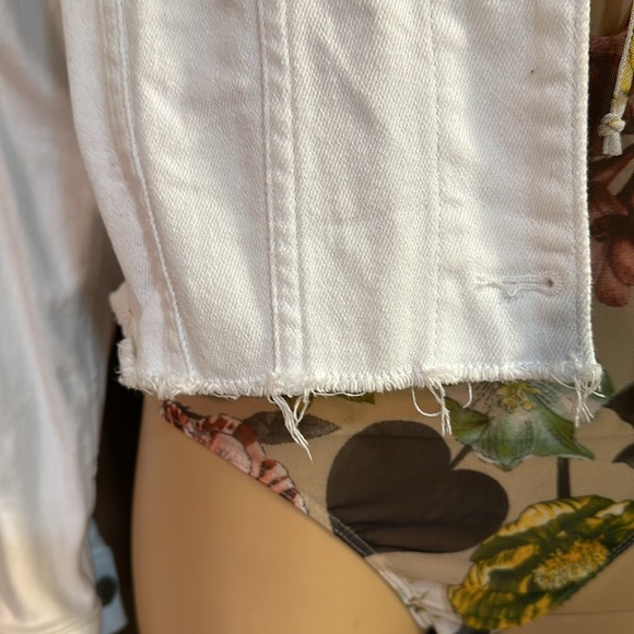 Holister white cropped trucker jacket with raw hem. Button closure/pockets - Picture 3 of 6